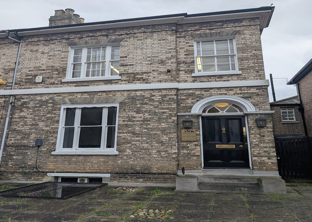 Exterior 123 New London Road